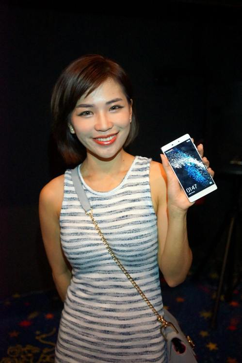 Karen Kho with her brand new Huawei P8