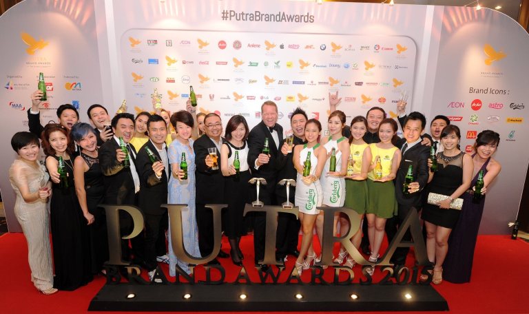 Henrik Juel Andersen, Managing Director and Juliet Yap, Marketing Director of Carlsberg Malaysia (in the middle in black jacket and dress) toasting with colleagues and agencies on the double happiness and winning of Carlsberg and Somersby brands.