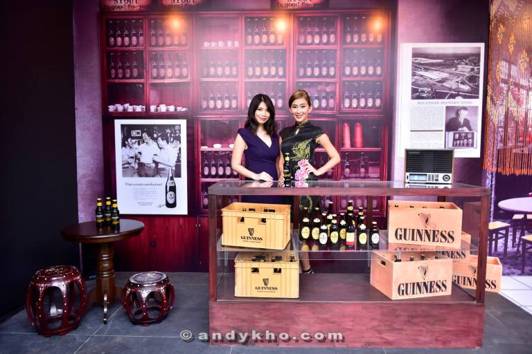 I was happily surprised to see a 3D photowall instead of the normal old boring ones. Here's Chloe with the sexy Leng Sean.