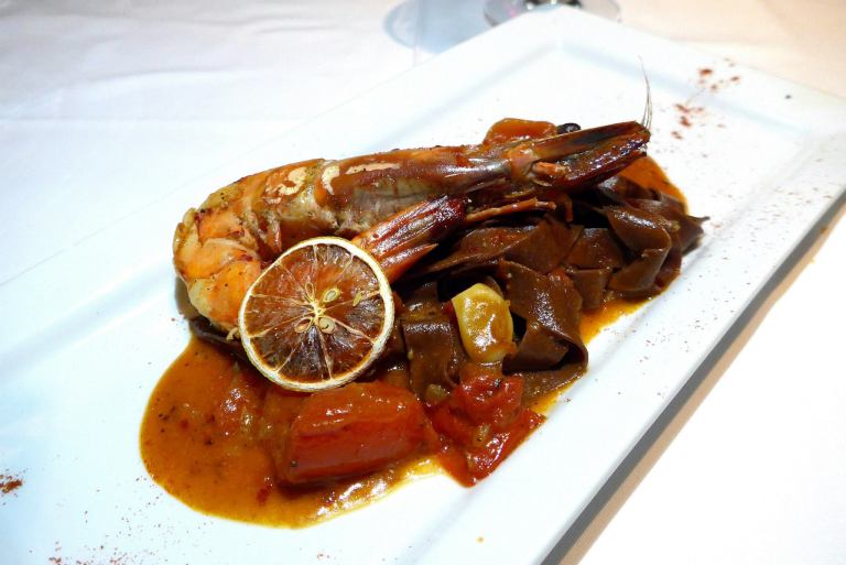 At first glance I thought it was a squid ink pasta until Chef Joao told us that it was a cocoa pasta dish (with a huge prawn on top). So you'd think that it would taste like chocolate right? Wrong! We totally couldn't make out any chocolate taste but there was a nice texture to the pasta as well as a slight bitter aftertaste which added some contrast to the tomato based sauce! I look forward to trying out more unusual pasta dishes in the future!