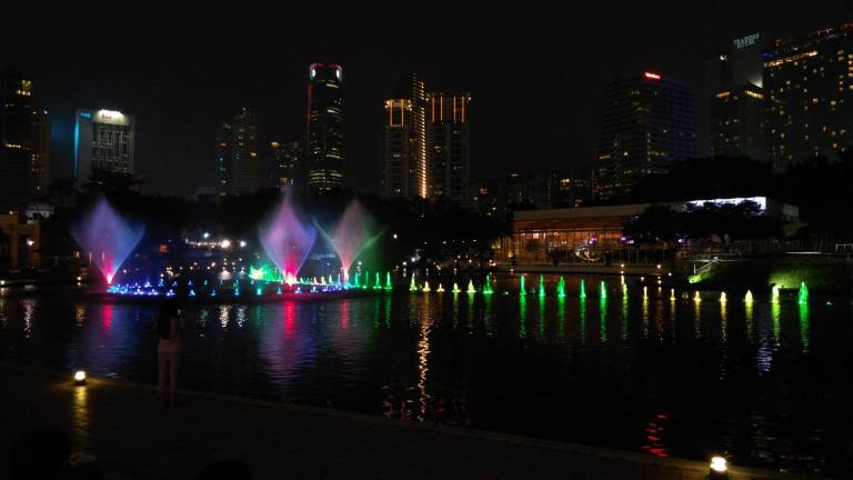 Then down to the KLCC lake where the fountain was running