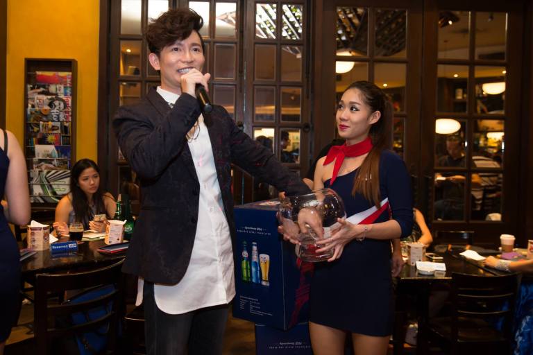 Who was assisting the MC with the lucky draws