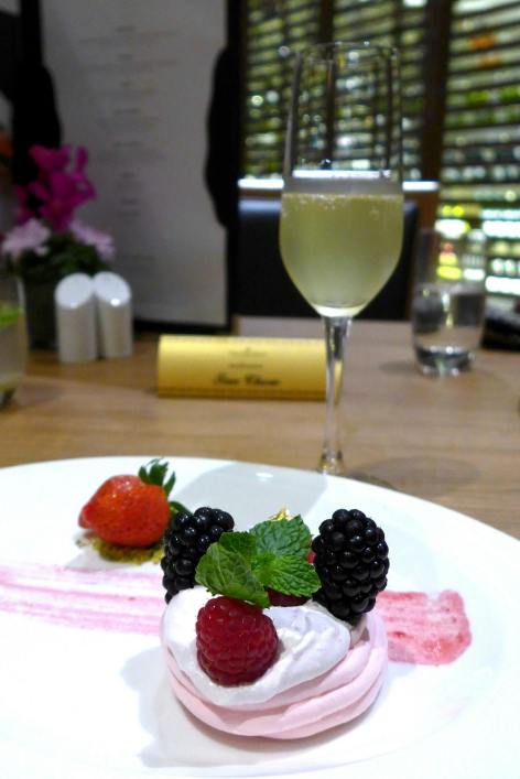 Dessert - Strawberries Pavlova