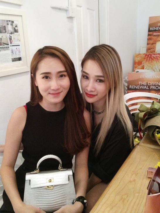 Used the rear camera to shoot this pic (without beauty mode)