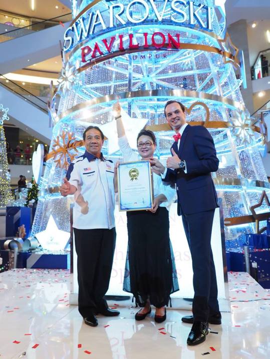Tan Sri Danny Ooi, Founder of the Malaysia Book of Records presenting Ms. Joyce Yap, CEO of Retail, Pavilion Kuala Lumpur and Mr. Aymeric Lacroix, Managing Director of Swarovski, Consumer Goods Business, South East Asia with an award that recognised its Christmas tree as the Tallest Swarovski Christmas tree in Malaysia.