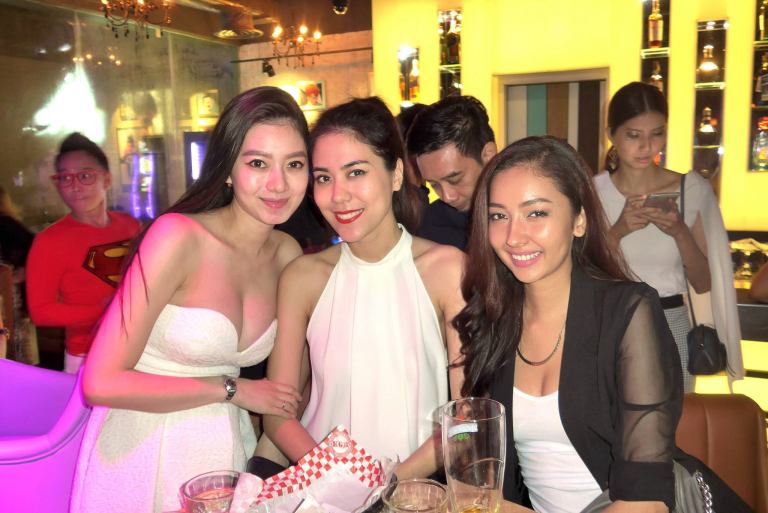 Smoking hot model Jennifer Foh with Miss Malaysia Chloe Chen and a friend