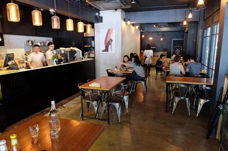 Flingstones has an indoor dining and an al fresco (outdoor) dining area