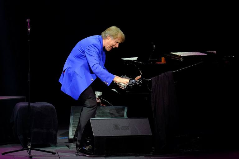 As we could shoot throughout the concert (but with no flash of course), I shot these pics on full manual mode. One of the few times I actually had the luxury of time to do so.