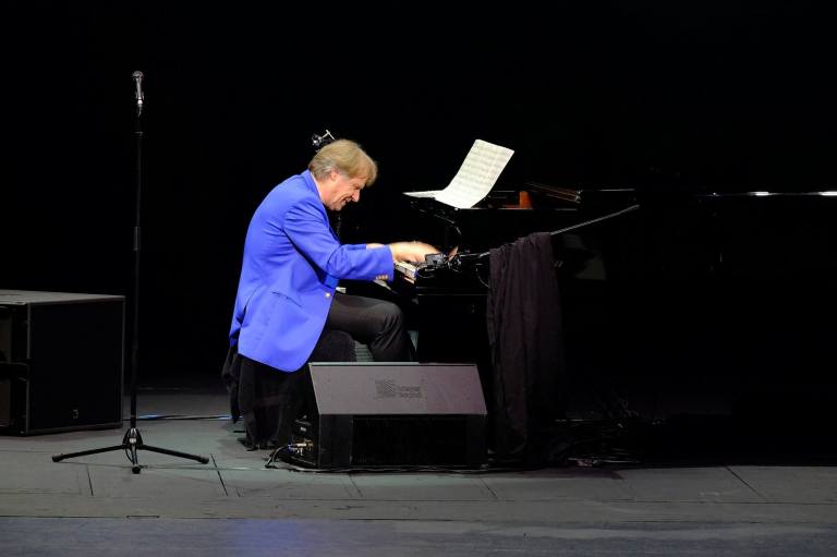 At the Richard Clayderman concert at Istana Budaya. This time I rested the camera on the seat in front of me for added stability.