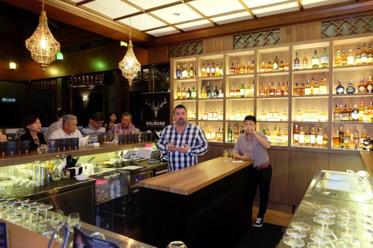 Sean Soh and Jen Lam from Luen Heng F&B, the authorised importer and distributor of The Dalmore in Malaysia, sharing some info on the brand and the five variants that we tried
