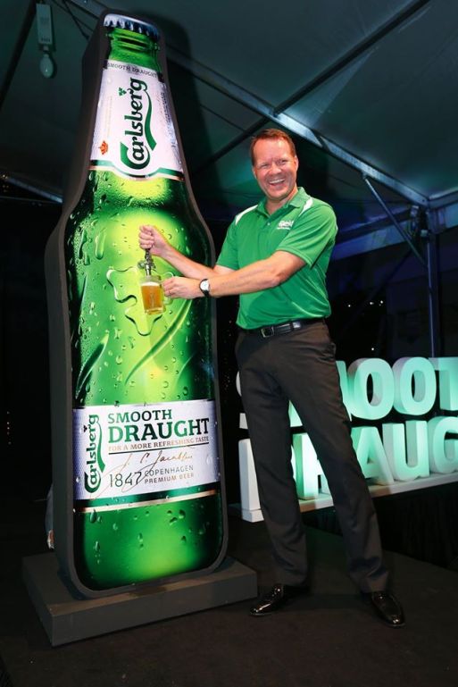 Henrik Andersen, Managing Director of Carlsberg Malaysia tapping a glass of Carlsberg Smooth from the giant bottle