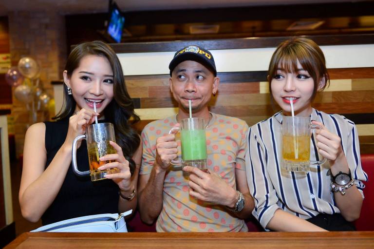 And don't forget to wash down everything with some bottomless drinks from the fountain! Here's Andy Kho our photographer with Crystal and Miko.