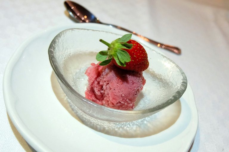 A palate cleanser before the mains. This one was nice and very refreshing so kudos to the chef for putting some effort into this.