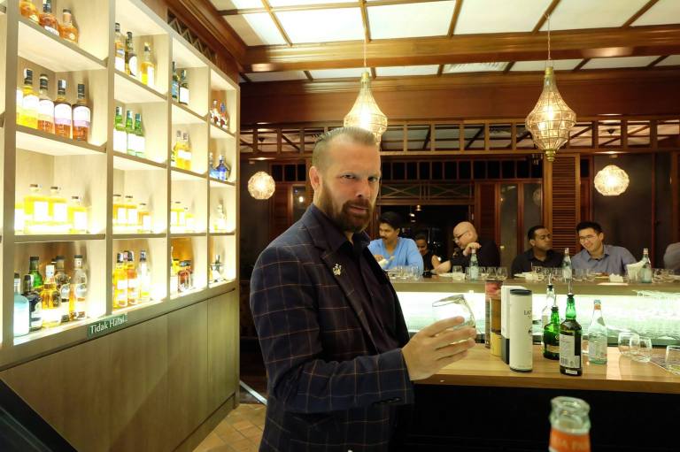 During the session we were taught how to appreciate it. Some whiskies (like the blended malts mostly) as drinking whiskies, great for drinking but not so much for tasting while others, like the four peated malts we had, are more tasting whiskies and for appreciation.