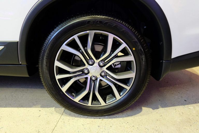 18” Dual-Tone Alloy Wheels