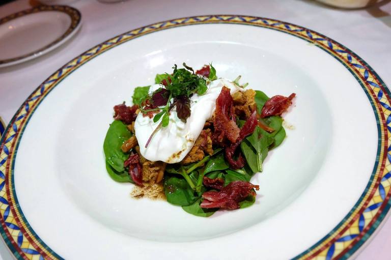 Insalata di spinaci e finferli Baby spinach salad with chanterelle, crispy beef bacon, poached egg and balsamic vinaigrette - RM62.00