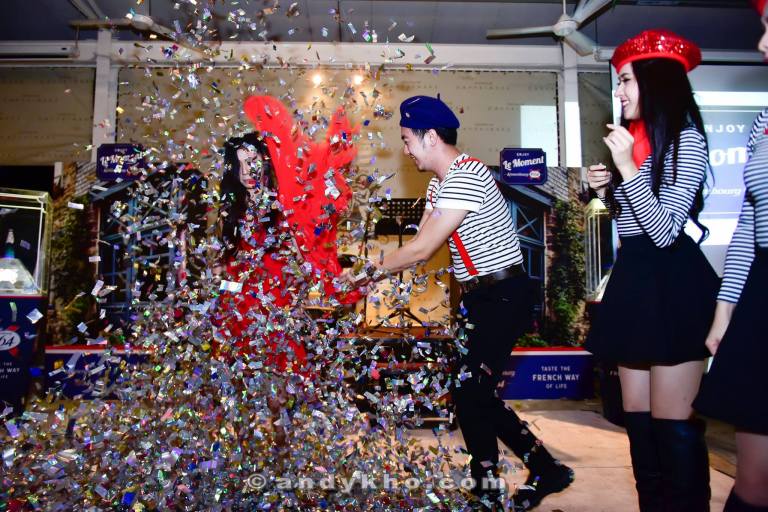 Poof! The girl's attire switched in just a second!