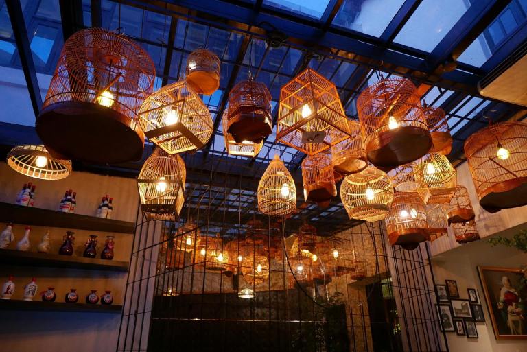 But it is in low lighting conditions that the camera really excels thanks to its large aperture lens