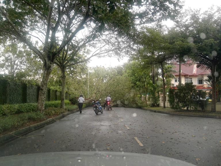 Jalan TR 9/6 is also blocked