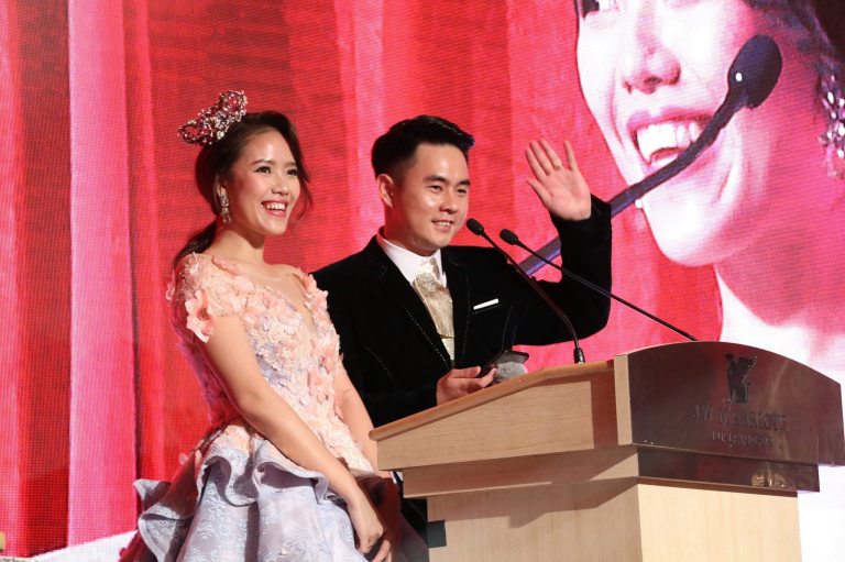 The biggest test came when I decided to bring it to my friend Esther's wedding dinner where their wedding planner didn't allow any flash photography. This is where the telephoto zoom came in super handy and although I thought I would struggle with the lens aperture being only F3.5 I was pretty happy with my shots