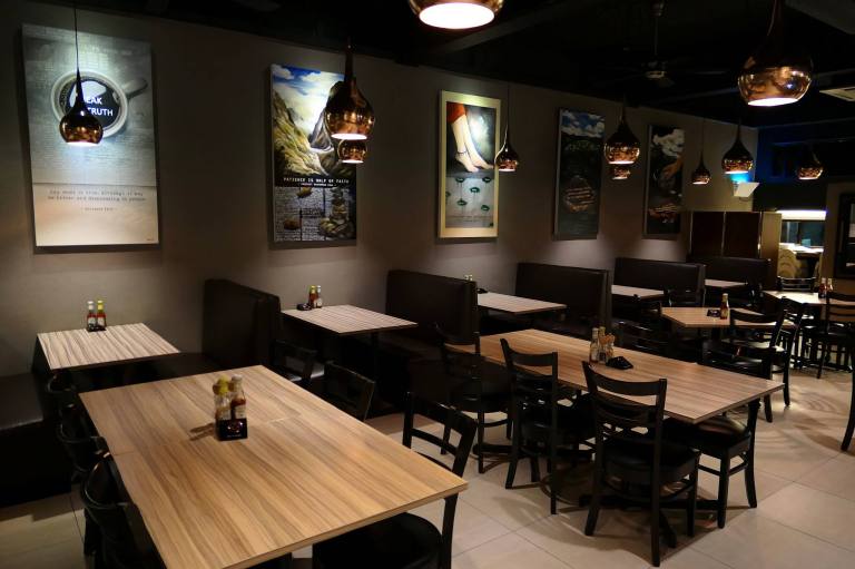 Snapped this pic when I was leaving the restaurant at 10.30pm as not to disturb the other diners there earlier. The interior of the restaurant is family friendly and tastefully decorated.