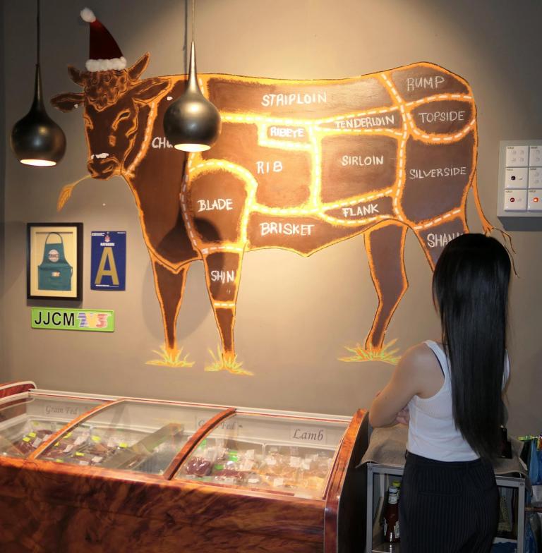 When you wish to order your meat, firstly head over to the meat chiller to select your meat. The meats at Meat Point are chilled and not frozen. Chilled meat is fresh meat produced from freshly slaughtered animals or poultry and stored under refrigeration without being frozen. This results in better flavour and a more even cook.