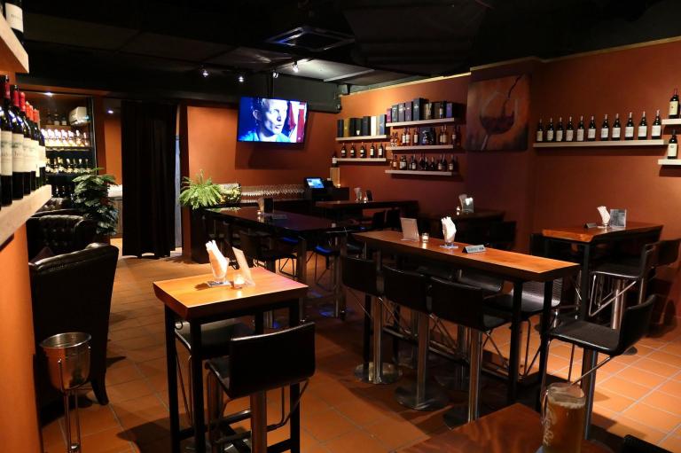 The high table section which is suitable for having some drinks with friends