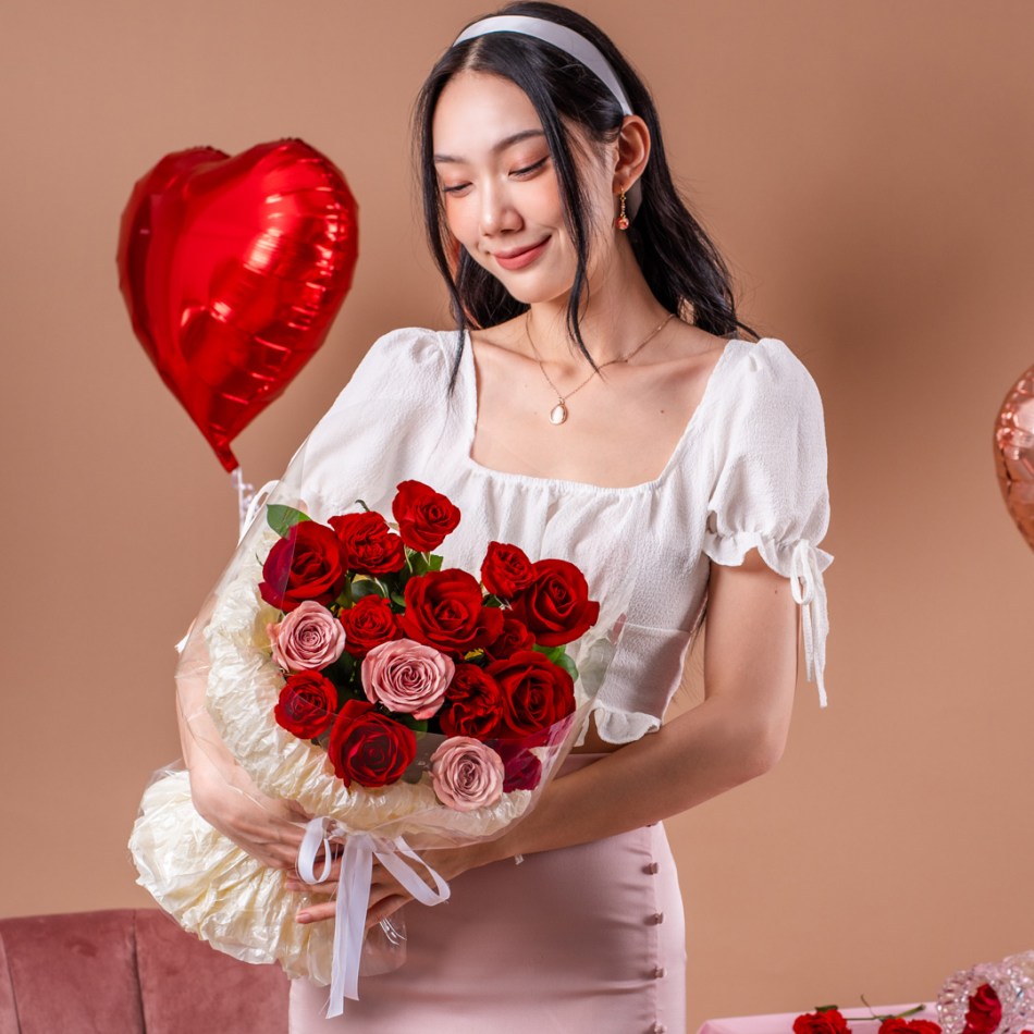 The Amaal Red Rose Bouquet is a fiery declaration of love. Bold red roses blend with the unique tones of cappuccino roses, complemented by playful rose sprays. Wrapped in the embrace of ruscus leaves, it's a passionate and elegant choice for those who love deeply.