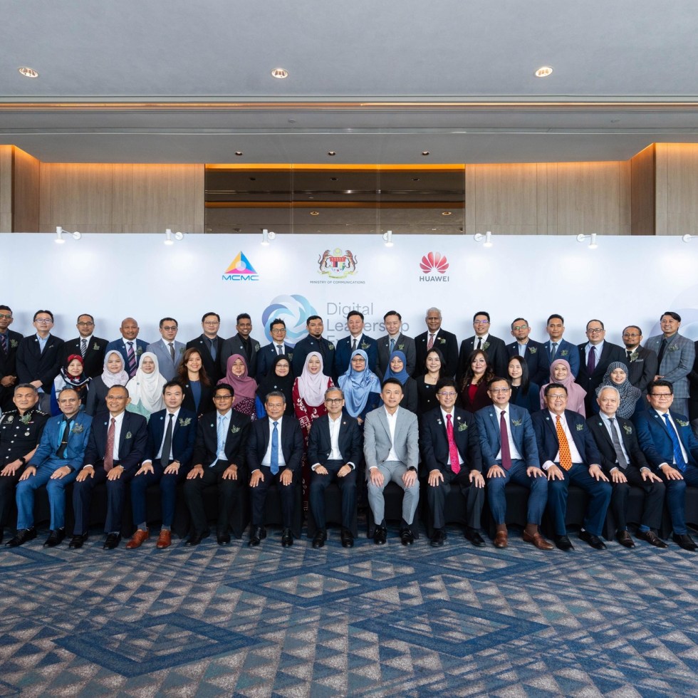 Minister of Communications of Malaysia, Yang Berhormat Tuan Fahmi Fadzil (centre), at the Digital Leadership Excellence Programme Graduation Ceremony. To his right is Yang Berbahagia Datuk Zulkarnain Mohd Yasin, Deputy Chief Executive Officer of the Malaysian Communications and Multimedia Commission (MCMC), and to his left is Mr Simon Sun, Chief Executive Officer of Huawei Malaysia, along with the first cohort of graduating leaders