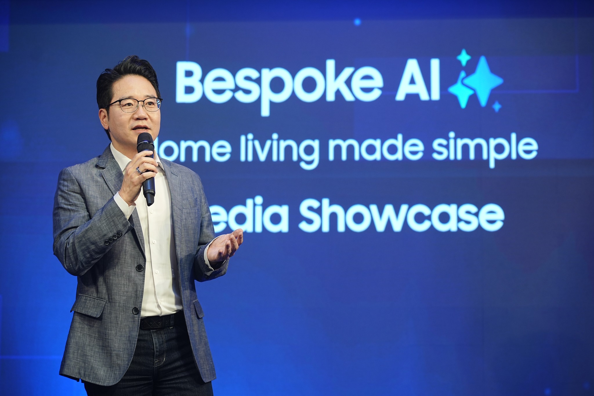 Charles Kim, President of Samsung Malaysia Electronics unveils the latest Bespoke AI Home Appliances lineup.