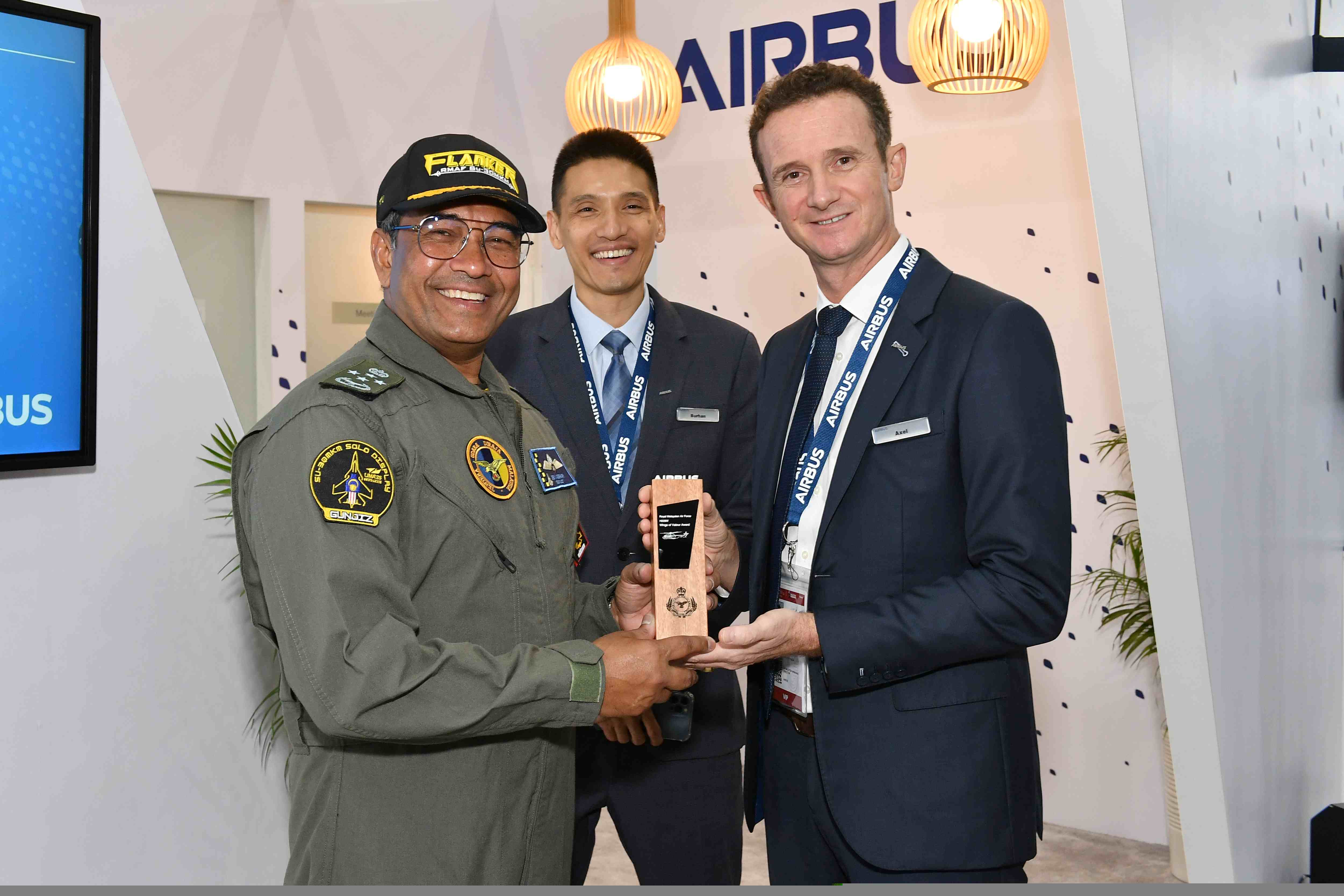 Axel de Pascal, Managing Director of Airbus Helicopters Malaysia (right) presenting the
Wings of Valour award to General Tan Sri Dato' Sri Mohd Asghar Khan bin Goriman
Khan, Chief of Air Force (left). Looking on is Burhan Noordin Ali, Airbus Chief
Representative Malaysia