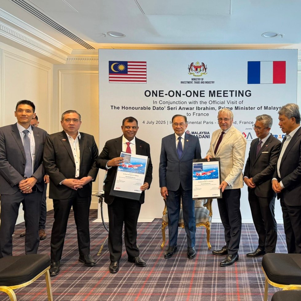Prime Minister of Malaysia YAB Dato’ Seri Anwar Ibrahim witnessed the signing of the Memorandum of Understanding between Capital A CEO Tony Fernandes and Christian Scherer, CEO Commercial Aircraft, Airbus, in Paris today, alongside several Malaysian Cabinet Ministers.
