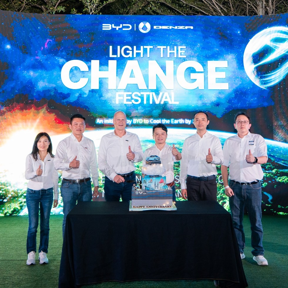 (L to R) Adeline Lew, General Manager of Sime Motors, Jeffrey Gan, Managing Director of Sime Motors Southeast Asia, Andrew Basham, Managing Director of Sime Motors, Eagle Zhao, Managing Director of BYD Malaysia, Jacob Ma Wei, Deputy General Manager of BYD Malaysia, Kent Wong, Head of Sales Planning of BYD Malaysia