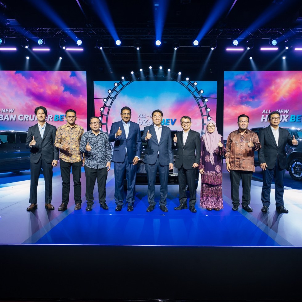 (From Left) Mr. Tsubasa Uede, Executive Director, UMW Toyota Motor, Mr. Azmir Musyabri, Director, Minister of Investment, Trade and Industry (MITI), Ts. Nizmar Mohd Nazar, Deputy CEO, Malaysia Automotive Robotics and loT Institute (MARi), Datuk Ravindran K., President UMW Toyota Motor, YB Tuan Sim Tze Tzin, Deputy Minister of Investment, Trade and Industry (MITI), Mr. Takashi Obata, Deputy Chairman of UMW Toyota Motor, Zuaida Abdullah, Deputy CEO, Malaysian Investment Development Authority, Ts. Norhizam Ibrahim, Executive Director, Malaysian Investment Development Authority, Faraed Mohd Sharif, Executive Director, UMW Toyota Motor