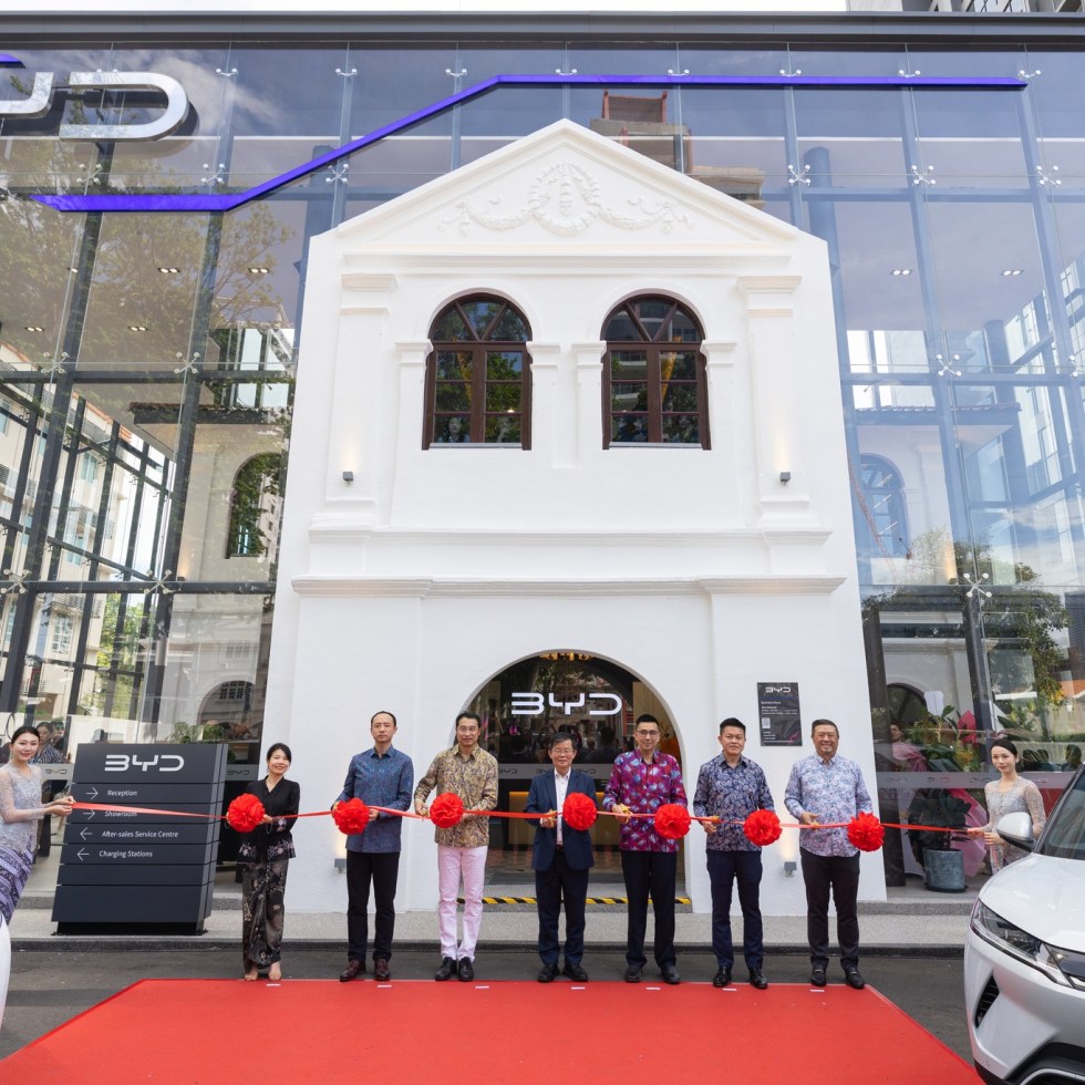 (From left) Adeline Lew, Managing Director of BYD Sime Motors; Jacob Ma, Managing Director of BYD Malaysia; Liu Xueliang, Vice President of BYD Co., Ltd and General Manager of BYD Asia Pacific Auto Sales Division; YAB Tuan Chow Kon Yeow, Chief Minister of Penang; YB H’ng Mooi Lye, Penang State Executive Councillor for Local Government and Town & Country Planning; Jeffrey Gan, Managing Director, Southeast Asia, Sime Motors; and Vi Thim Juan, Managing Director of Malaysia Retail & Distribution, Sime Motors, officiating the grand launch of BYD Mansion Macalister in George Town, Penang.