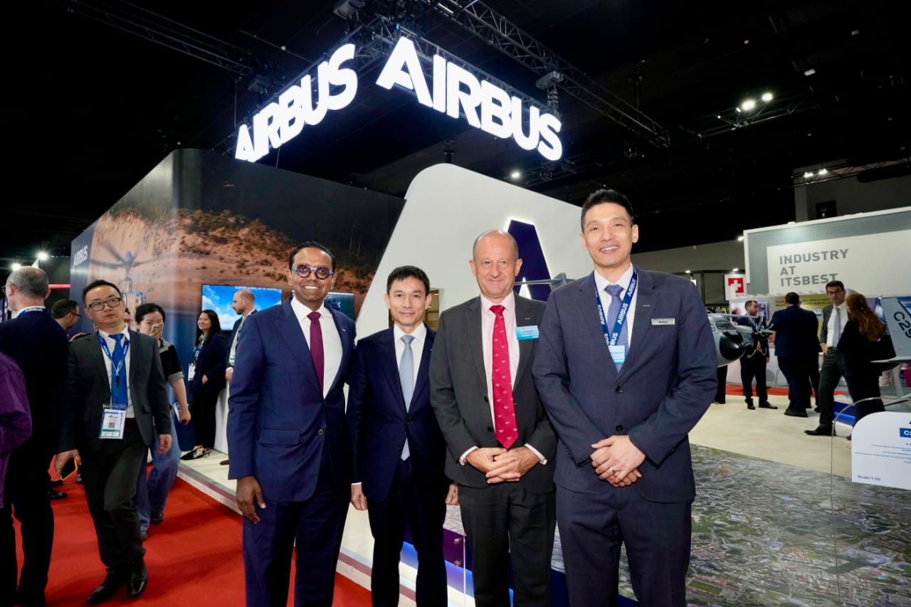 From the left Anand Stanley, President Asia Pacific, Airbus, Zakir Hamid, Head of Region Asia Pacific, Airbus
Defence and Space, Vincent Dubrule, Senior Vice President, Head of Asia Pacific, Airbus Helicopters, and
Burhan Noordin Ali, Airbus Country Representative , Malaysia