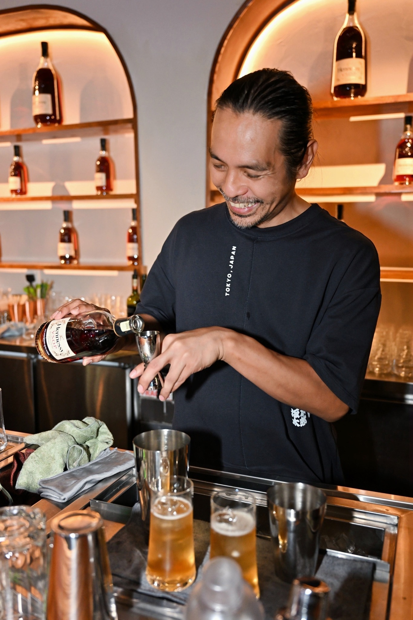 Arsenio Ash mixing cocktails for the crowd