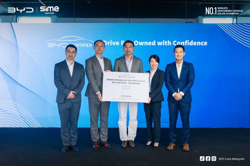 The officiating ceremony of the BYD Certified first outlet (From left) Peter Feng, Assistant to the General Manager, After-Sales Service Director of BYD Asia-Pacific Auto Sales Division, Jacob Ma, Managing Director of BYD Malaysia, Liu Xueliang, the General Manager of BYD Asia-Pacific Auto Sales Division, Adeline Lew, Managing Director of BYD Sime Motors, and Choong Chin Seong, Head of Operations, SDAS, BYD & Denza, Sime Motors.