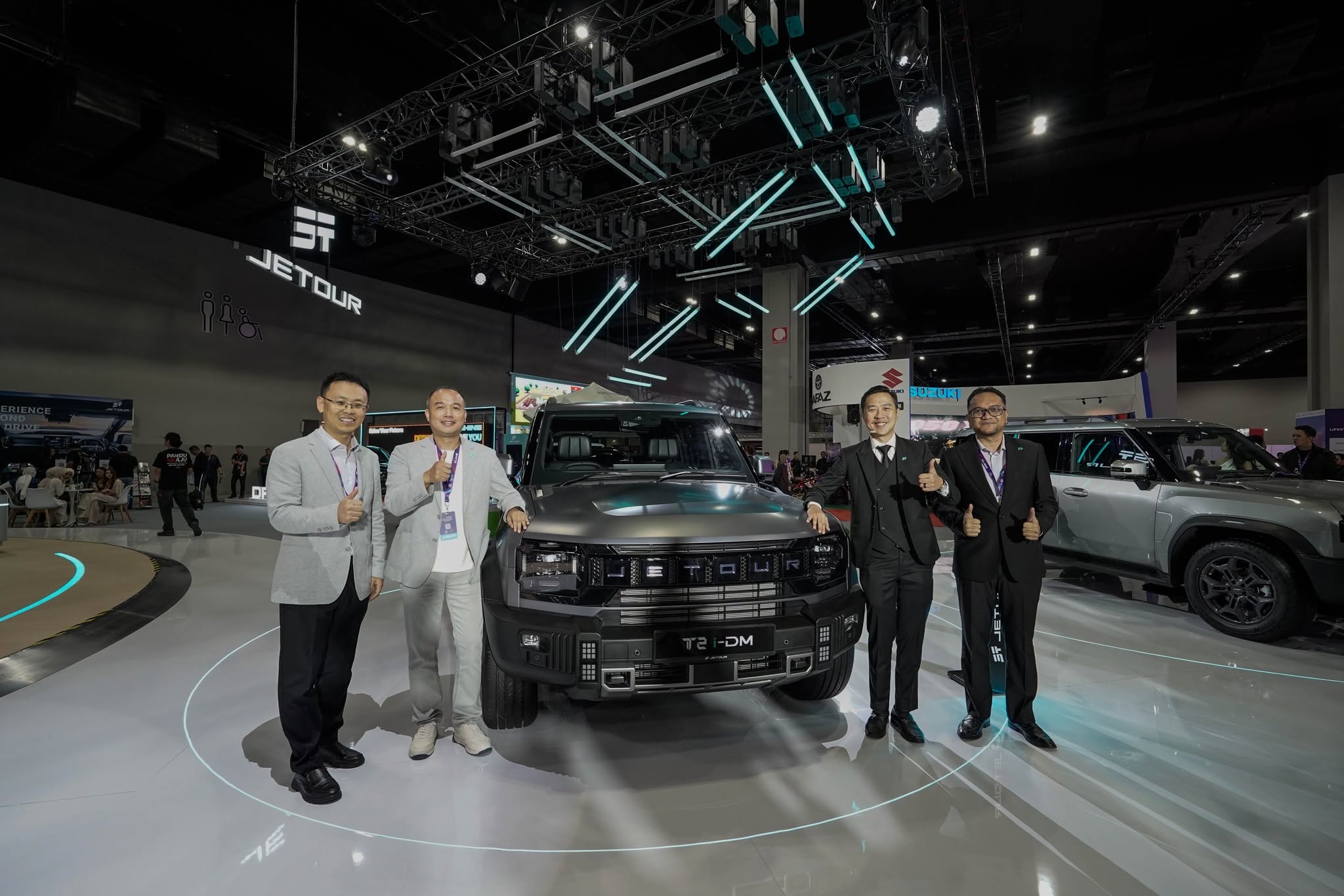 (From left) Mr. Park, Vice President of Jetour Auto Malaysia; Mr. Fu Yong, Chief Executive Officer of Jetour Auto Malaysia; Mr. Nicholas Ng, Vice President of Jetour Auto Malaysia; and Mr. Azhar, Director of Sales for JETOUR Auto Malaysia, at the preview of the soon-to-be-launched JETOUR T2 i-DM during KLIMS 2026.