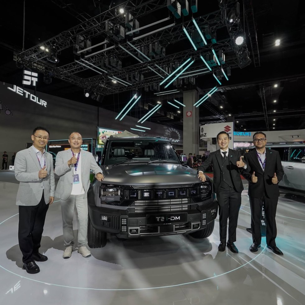(From left) ⁠Mr. Park, Vice President of Jetour Auto Malaysia; ⁠Mr. Fu Yong, Chief Executive Officer of Jetour Auto Malaysia; Mr. Nicholas Ng, Vice President of Jetour Auto Malaysia; and Mr. Azhar, Director of Sales for JETOUR Auto Malaysia, at the preview of the soon-to-be-launched JETOUR T2 i-DM during KLIMS 2026.
