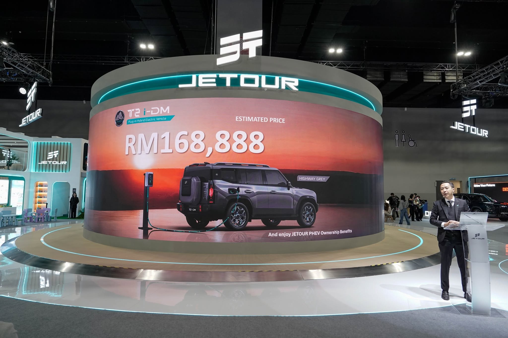 Mr. Nicholas Ng, Vice President of Jetour Auto Malaysia, announcing the opening of bookings for the soon-to-be-launched JETOUR T2 i-DM at KLIMS 2026.