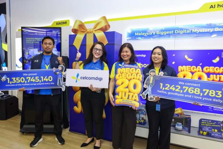 Photo 1 - From Left to Right (Center) Chan May Ling, CelcomDigi’s Head of Brand and Marketing Services, Fara Aida Dahlan, CelcomDigi's Head of Corporate & Brand Marcomm with CD Champions