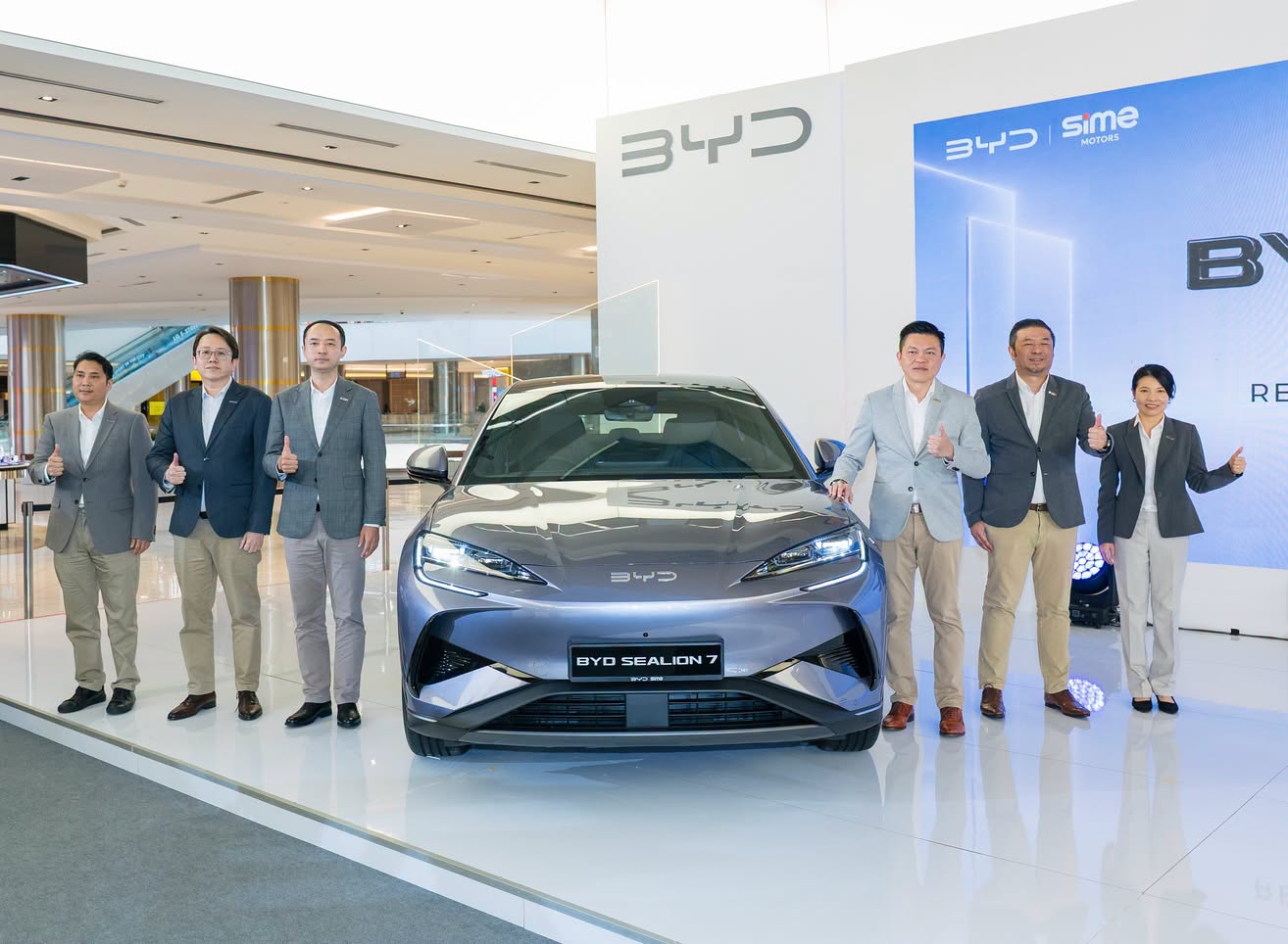 (From left to right) Kidd Yam, Head of Sales, BYD Malaysia; Kent Wong, Head of Sales Planning, BYD Malaysia; Jacob Ma, Managing Director of BYD Malaysia; Jeffrey Gan, Managing Director, Southeast Asia, Sime Motors; Vi Thim Juan, Managing Director, Malaysia Retail & Distribution, and Sime Motors; and Adeline Lew, Managing Director, BYD Sime Motors