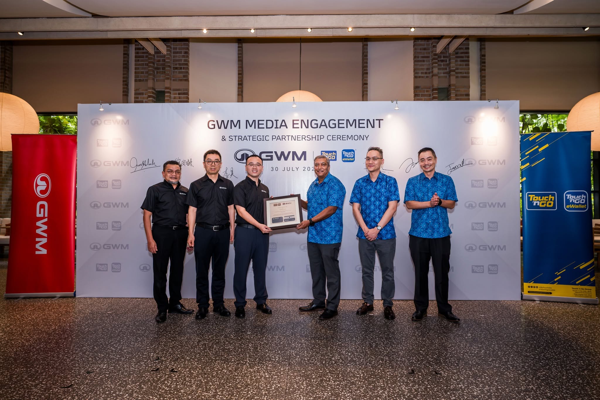From L to R:
● Roslan Abdullah, Chief Operating Officer, GWM Malaysia
● Cui Anqi, Managing Director, Corporate Affairs, GWM Malaysia
● Stan Li Hao, Managing Director, Commercial Operations, GWM Malaysia
● Praba Sangarajoo, Chief Executive Officer, Touch 'n Go Sdn. Bhd.
● Jason Siew, Chief Commercial Officer, Touch 'n Go Sdn. Bhd.
● Jarrod Wong, Sales Director, Touch 'n Go Sdn. Bhd.