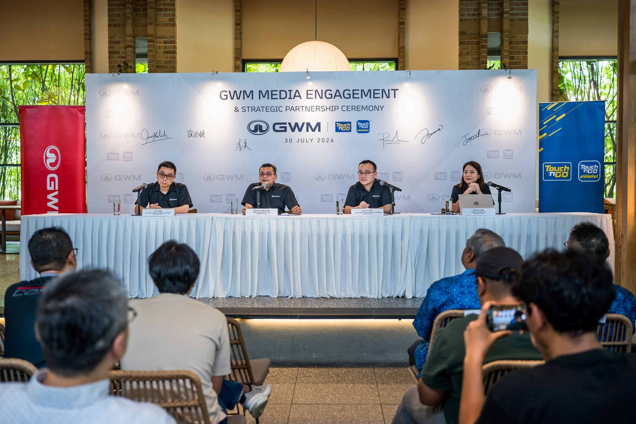 GWM Malaysia's leadership team participating in a media dialogue session, discussing the company's business performance, upcoming product pipeline and long-term growth strategy with members of the media. From L: ● Cui Anqi, Managing Director, Corporate Affairs, GWM Malaysia; ● Roslan Abdullah, Chief Operating Officer, GWM Malaysia; ● Stan Li Hao, Managing Director, Commercial Operations, GWM Malaysia; and ● Lim Ee Lenn, Marketing Director, GWM Malaysia