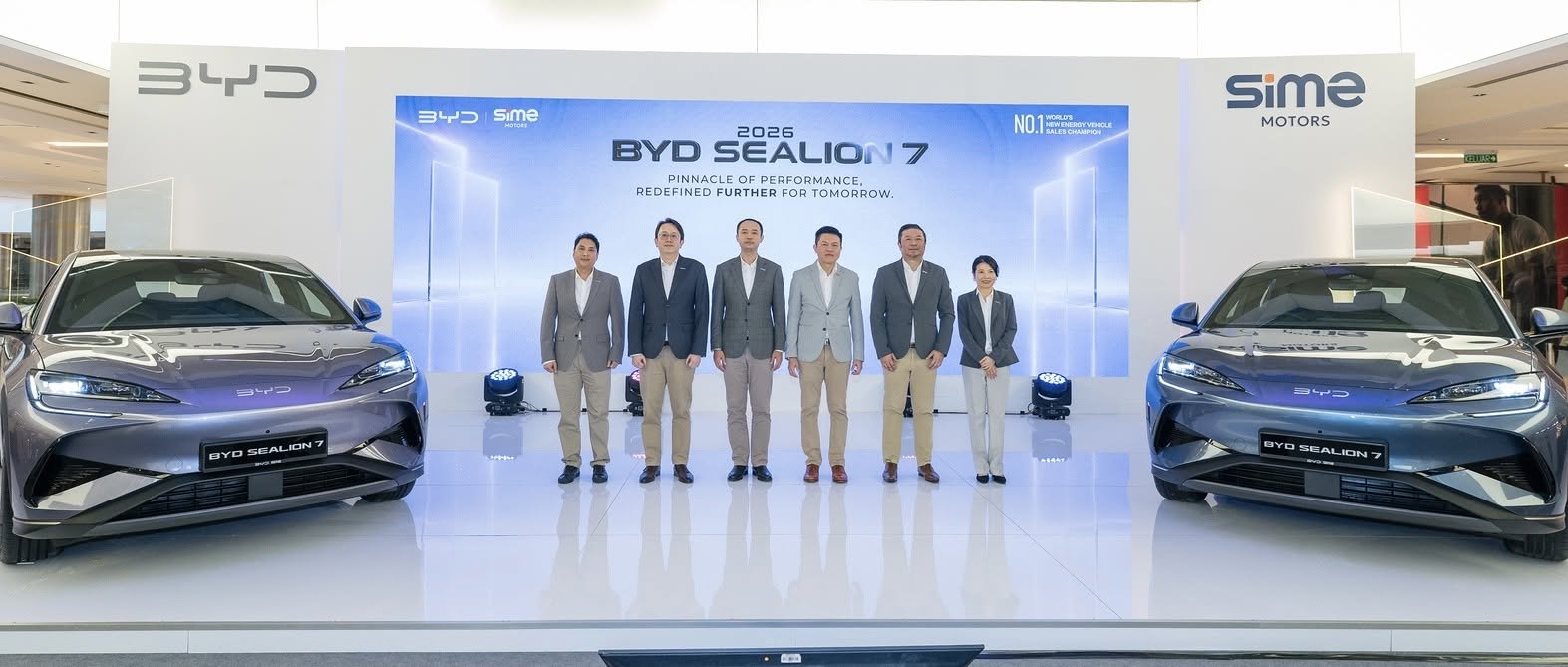 (From left to right) Kidd Yam, Head of Sales, BYD Malaysia; Kent Wong, Head of Sales Planning, BYD Malaysia; Jacob Ma, Managing Director of BYD Malaysia; Jeffrey Gan, Managing Director, Southeast Asia, Sime Motors; Vi Thim Juan, Managing Director, Malaysia Retail & Distribution, and Sime Motors; and Adeline Lew, Managing Director, BYD Sime Motors
