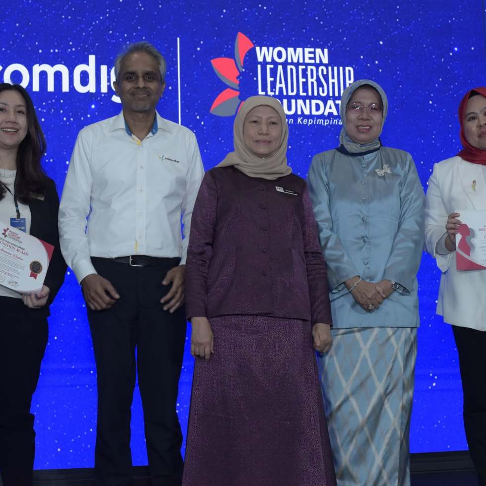[From left to right] Anrania Roslan, Assistant General Manager, Women Leadership Foundation; Albern Murty, Chief Executive Officer, CelcomDigi; YB Dato’ Sri Hajah Nancy Shukri, Minister of Women, Family and Community