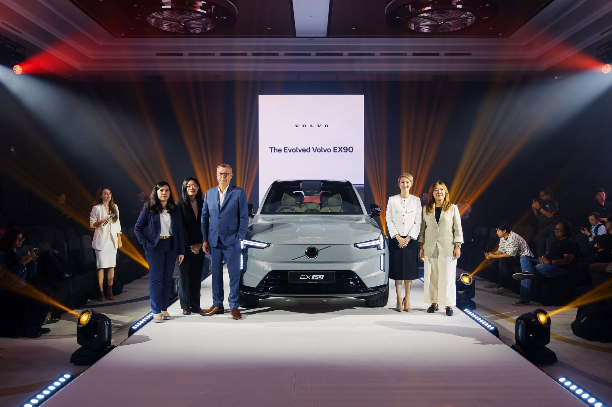 (From left to right) Fairoz Ahmad, Finance Director of Volvo Car Malaysia; Cheah Peen Ai, Customer Service Director; Chris Wailes, Managing Director of Volvo Car Malaysia and Volvo Car Thailand; Patricia Yaw, Sales & Marketing Director and Sarina Sariff, People Experience & Competence Director, alongside the evolved Volvo EX90.